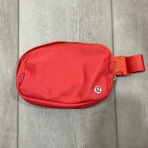 •Lululemon Everywhere Belt Bag•